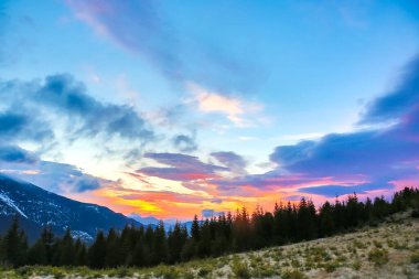 Akşam gökyüzünde parlak renkli bulutlar. Gün batımından önce gökyüzünde yemyeşil bulutlar
