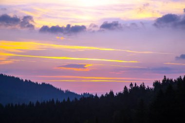 Akşam gökyüzünde parlak renkli bulutlar. Gün batımından önce gökyüzünde yemyeşil bulutlar