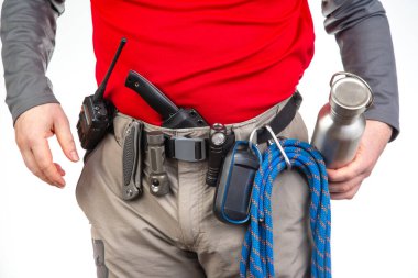 telsiz, el feneri, bıçak, GPS navigatör, turist yürüyüş pantolonunun kemerine tırmanma ipi. Turizm ve seyahat ekipmanları. EDC ögeleri.