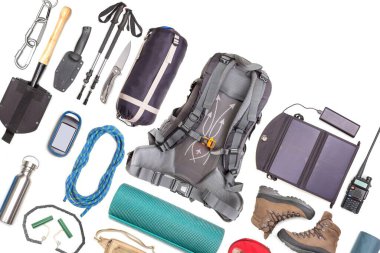 Beyaz arka planda turist yürüyüşü öğeleri. Seyahat için en iyi aksesuar manzarası. Seyahat ve yürüyüş için ekipman. Hayatta Kalma Ögeleri.