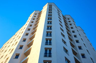 Çok katlı yeni bir konut binasının cephesi. mimari ve modern yapı