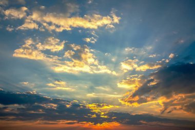 Akşam gökyüzünde parlak renkli bulutlar. Gün batımından önce gökyüzünde yemyeşil bulutlar