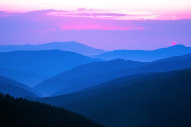 Dağ vadisinde sabah sisi