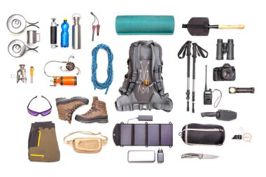 Beyaz arka planda turist yürüyüşü öğeleri. Seyahat için en iyi aksesuar manzarası. Seyahat ve yürüyüş için ekipman. Hayatta Kalma Ögeleri.