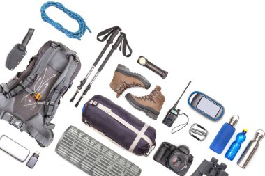 Beyaz arka planda turist yürüyüşü öğeleri. Seyahat için en iyi aksesuar manzarası. Seyahat ve yürüyüş için ekipman. Hayatta Kalma Ögeleri.