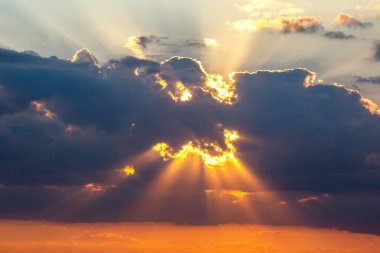 Akşam gökyüzünde parlak renkli bulutlar. Gün batımından önce gökyüzünde yemyeşil bulutlar