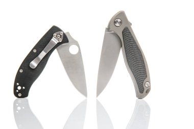 Beyaz arka planda iki katlı bıçak. Turizm ve hayatta kalma ögesi.