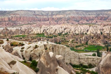 Kapadokya vadisindeki volkanik kayalar ve kireçtaşı uçurumları. Hindi. Turizm ve seyahat. jeoloji ve toprak erozyonu