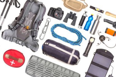 Beyaz arka planda turist yürüyüşü öğeleri. Seyahat için en iyi aksesuar manzarası. Seyahat ve yürüyüş için ekipman. Hayatta Kalma Ögeleri.