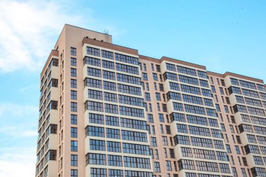 Çok katlı yeni bir konut binasının cephesi. mimari ve modern yapı