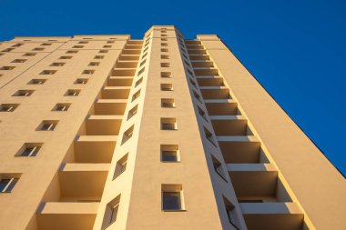 Çok katlı yeni bir konut binasının cephesi. mimari ve modern yapı