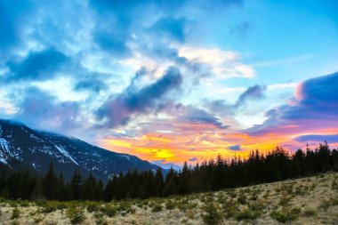 Akşam gökyüzünde parlak renkli bulutlar. Gün batımından önce gökyüzünde yemyeşil bulutlar