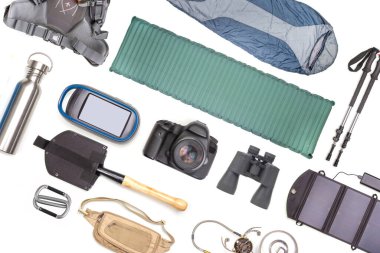 Beyaz arka planda turist yürüyüşü öğeleri. Seyahat için en iyi aksesuar manzarası. Seyahat ve yürüyüş için ekipman. Hayatta Kalma Ögeleri.