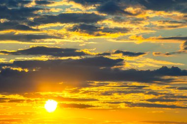 Akşam gökyüzünde parlak renkli bulutlar. Gün batımından önce gökyüzünde yemyeşil bulutlar. Bulutlarda şafak