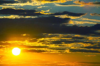 Akşam gökyüzünde parlak renkli bulutlar. Gün batımından önce gökyüzünde yemyeşil bulutlar. Bulutlarda şafak