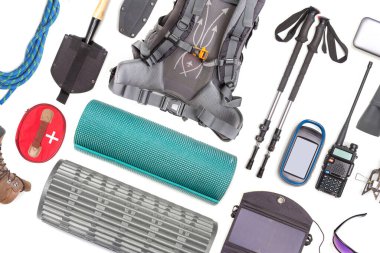 Beyaz arka planda turist yürüyüşü öğeleri. Seyahat için en iyi aksesuar manzarası. Seyahat ve yürüyüş için ekipman. Hayatta Kalma Ögeleri.