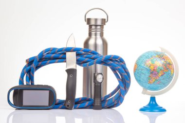 Turizm ve beyaz arka planda yürüyüş malzemeleri. Turizm ve seyahat için ekipman seti