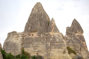 Kapadokya vadisindeki volkanik kayalar ve kireçtaşı uçurumları. Hindi. Turizm ve seyahat. jeoloji ve toprak erozyonu