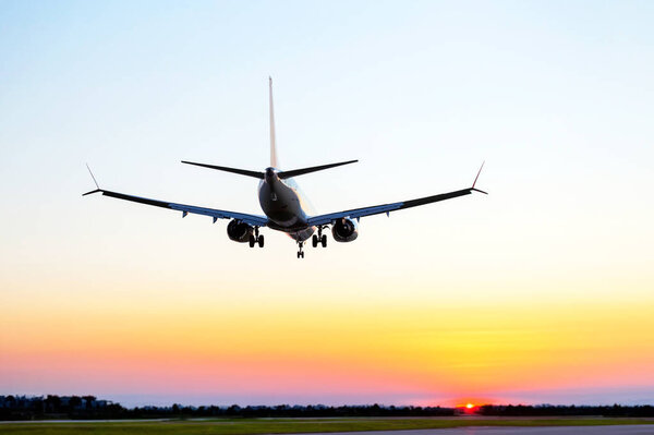 Посадка пассажирского самолета к аэропорту. Полет самолета в небе.