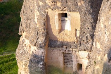 Kapadokya vadisindeki volkanik kayalar ve kireçtaşı uçurumları. Hindi. Turizm ve seyahat. jeoloji ve toprak erozyonu
