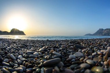 Şafak sökerken dağların kıyısında