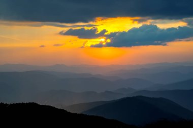 Akşam gökyüzünde parlak renkli bulutlar. Gün batımından önce gökyüzünde yemyeşil bulutlar