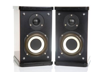 Beyaz arka planda iki stereo hoparlör. ses ve ortam