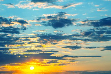 Akşam gökyüzünde parlak renkli bulutlar. Gün batımından önce gökyüzünde yemyeşil bulutlar. Bulutlarda şafak