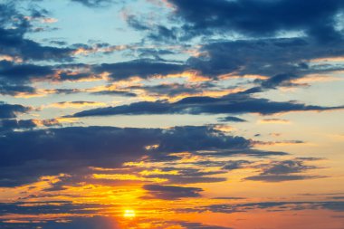 Akşam gökyüzünde parlak renkli bulutlar. Gün batımından önce gökyüzünde yemyeşil bulutlar. Bulutlarda şafak