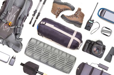 Beyaz arka planda turist yürüyüşü öğeleri. Seyahat için en iyi aksesuar manzarası. Seyahat ve yürüyüş için ekipman. Hayatta Kalma Ögeleri.