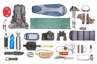 Beyaz arka planda turist yürüyüşü öğeleri. Seyahat için en iyi aksesuar manzarası. Seyahat ve yürüyüş için ekipman. Hayatta Kalma Ögeleri.