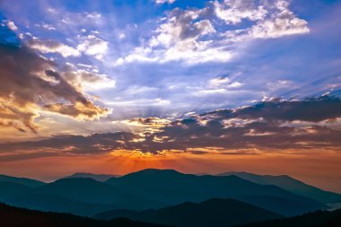 Parlak güneşli şafak dağlarda