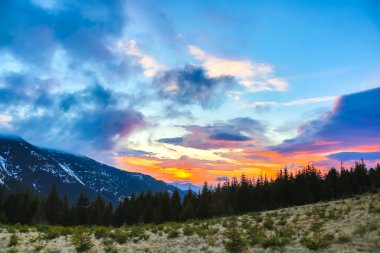 Akşam gökyüzünde parlak renkli bulutlar. Gün batımından önce gökyüzünde yemyeşil bulutlar