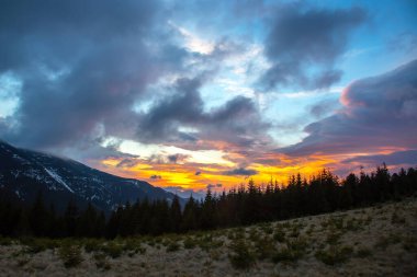 Akşam gökyüzünde parlak renkli bulutlar. Gün batımından önce gökyüzünde yemyeşil bulutlar