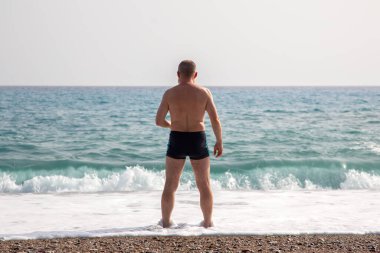 Adam deniz kıyısında duruyor. tatil ve tatil beldesine seyahat