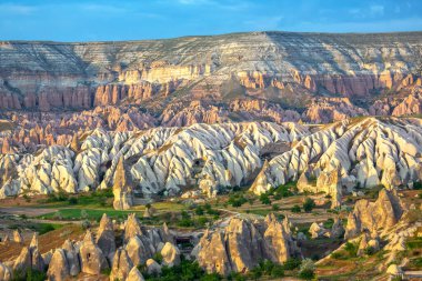 Kapadokya vadisindeki volkanik kayalar ve kireçtaşı uçurumları. Hindi. Turizm ve seyahat. jeoloji ve toprak erozyonu