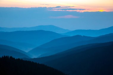 Dağ vadisinde sabah sisi