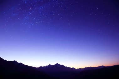 Sabah olmadan önce dağlardaki yıldızlı gökyüzü. astronomi ve gezegen gözlemleri
