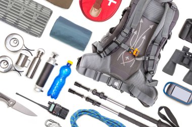 Beyaz arka planda turist yürüyüşü öğeleri. Seyahat için en iyi aksesuar manzarası. Seyahat ve yürüyüş için ekipman. Hayatta Kalma Ögeleri.