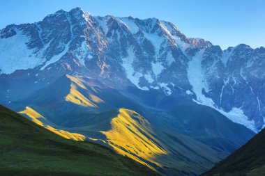 Caucasus sıradağlarının Gürcistan'daki sabah. Dağ manzarası