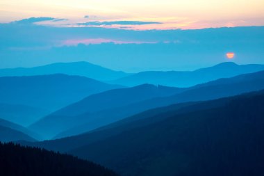 Dağ vadisinde sabah sisi