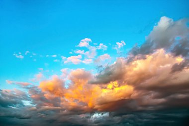 Gün batımından önce gökyüzünde yemyeşil bulutlar