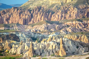 Kapadokya vadisindeki volkanik kayalar ve kireçtaşı uçurumları. Hindi. Turizm ve seyahat. jeoloji ve toprak erozyonu