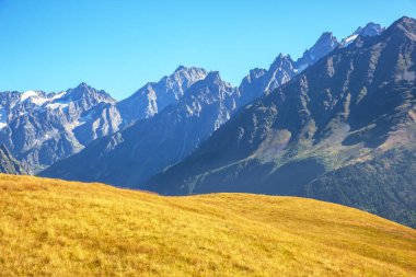 Caucasus sıradağlarının Gürcistan'daki sabah. Dağ manzarası