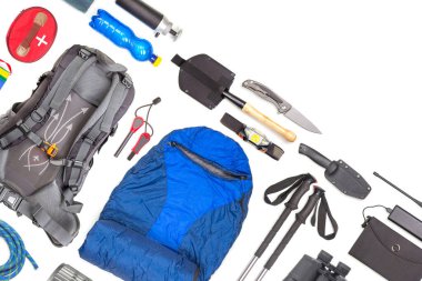 Beyaz arka planda turist yürüyüşü öğeleri. Seyahat için en iyi aksesuar manzarası. Seyahat ve yürüyüş için ekipman. Hayatta Kalma Ögeleri.