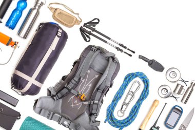 Beyaz arka planda turist yürüyüşü öğeleri. Seyahat için en iyi aksesuar manzarası. Seyahat ve yürüyüş için ekipman. Hayatta Kalma Ögeleri.