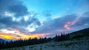 Akşam gökyüzünde parlak renkli bulutlar. Gün batımından önce gökyüzünde yemyeşil bulutlar