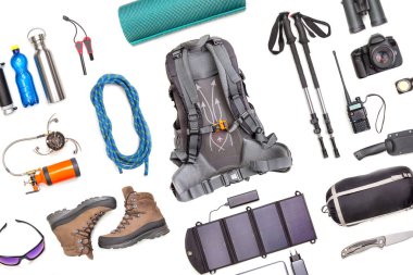 Beyaz arka planda turist yürüyüşü öğeleri. Seyahat için en iyi aksesuar manzarası. Seyahat ve yürüyüş için ekipman. Hayatta Kalma Ögeleri.