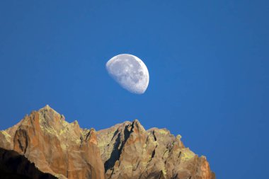 Yarım ay geç saatlerde dağlarda. Astronomi ve yıldızları izlemek