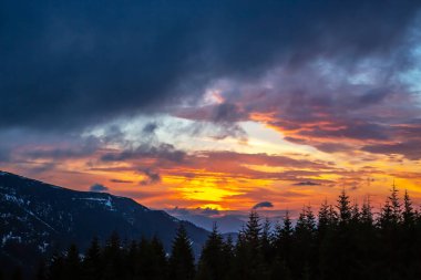 Akşam gökyüzünde parlak renkli bulutlar. Gün batımından önce gökyüzünde yemyeşil bulutlar